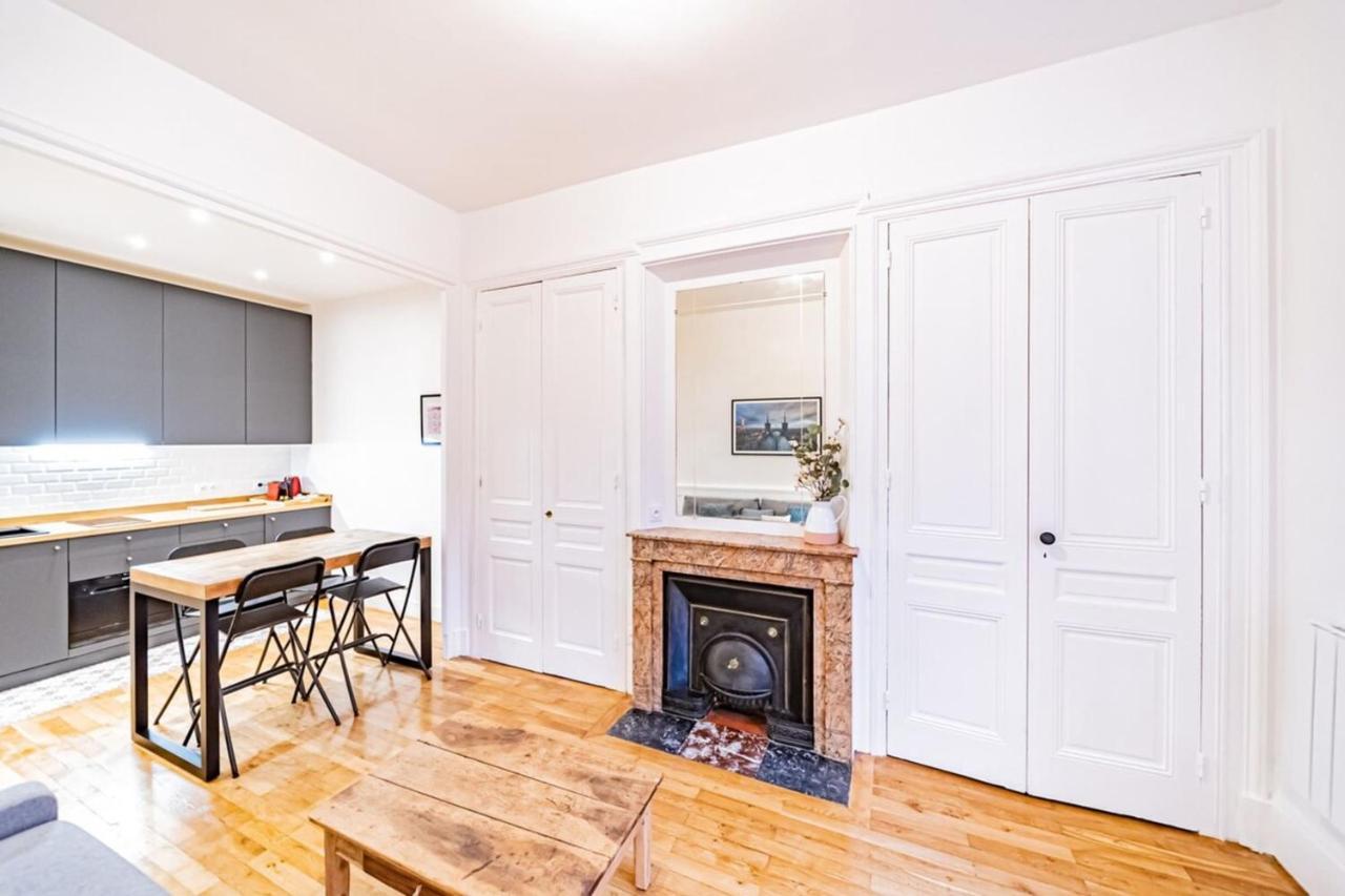 Aapartment With Character Parquet Flooring Fireplace - Charpennes Вильорбан Екстериор снимка