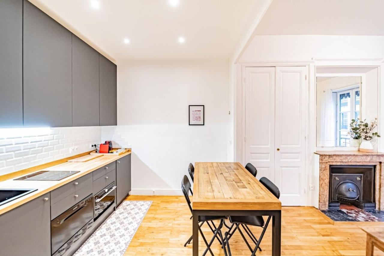Aapartment With Character Parquet Flooring Fireplace - Charpennes Вильорбан Екстериор снимка